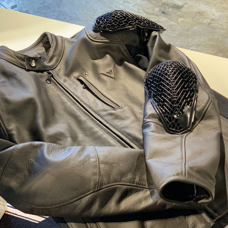 独自のスタイルを貫く「ISTRICE LEATHER JACKET」のご紹介